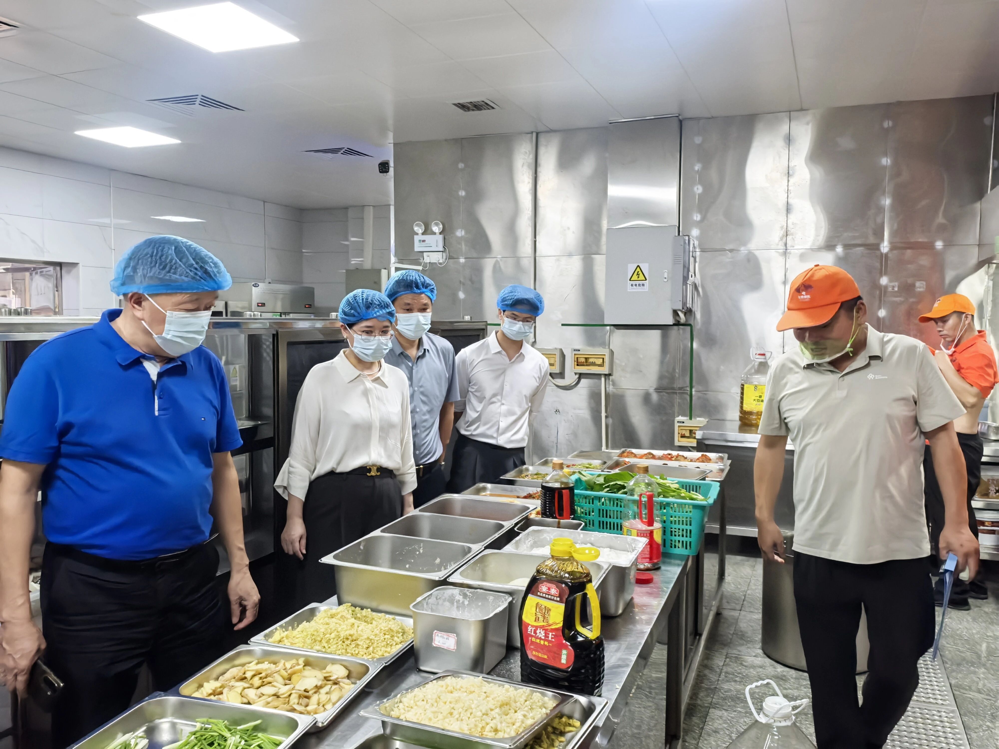 守护开学季校园食品安全 校长带队深入食堂全面检查